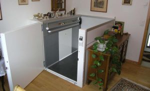 Ein Homelift ohne Dachaufbau in einem Einfamilienhaus